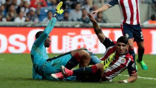 Alan Pulido en el césped tras su gol contra Monterrey