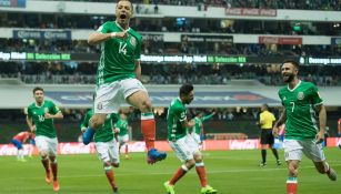 Chicharito celebra su anotación contra Costa Rica en el Azteca