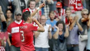 Héctor Moreno festeja una anotación con el PSV