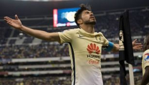 Oribe Peralta festeja una anotación con las Águilas