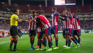 Los jugadores de Chivas celebran un gol en su estadio