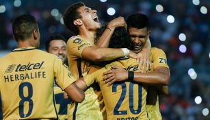 Britos celebra un gol con sus compañeros de equipo