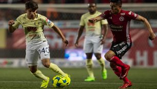 Lainez conduce el esférico en duelo frente a Xolos