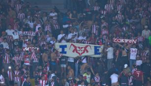 Afición de Chivas apoya a su equipo en el estadio Morelos
