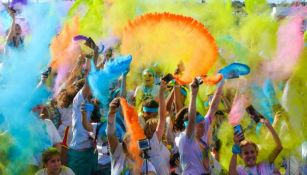 Corredores se divierten en un evento de 'The Color Run'