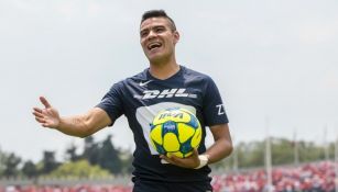 Pablo Barrera reclama una jugada en le juego Pumas vs Toluca