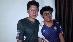 Javi (izq.) y Leo sonríen tras disputar la Gran Final de SSB4 en The Arena 2017