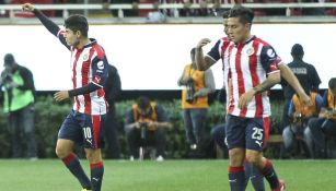 Jugadores de Chivas durante un encuentro de Copa MX