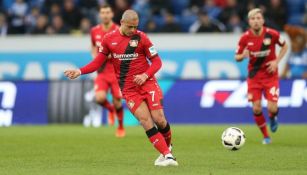 Chicharito disputa un encuentro con Bayer Leverkusen