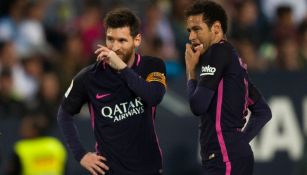 Neymar charla con Messi en un juego de La Liga con el Barcelona