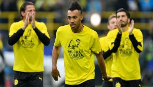 Aubameyang porta la camiseta en apoyo a Bartra