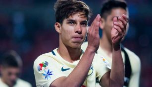 Diego Lainez aplaude tras un partido de América