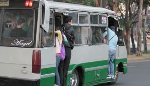 Un microbús circula por las calles de la Ciudad de México