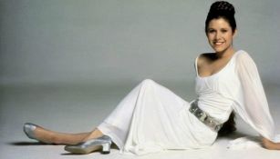 Carrie Fisher posa en una foto con su atuendo de la Princesa Leia