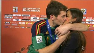 Iker Casillas besa a Carbonero tras ganar el Mundial de 2010