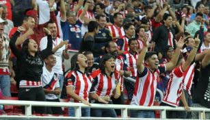 Aficionados de Chivas celebran en un partido del Rebaño