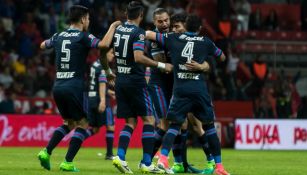 Jugadores de Cruz Azul celebran un gol en Toluca