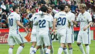 Ramos abraza a Isco tras marcar un gol al Sporting de Gijón