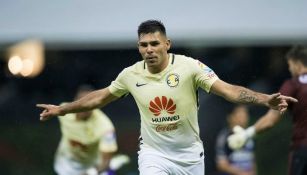 Silvio Romero celebra el gol del América