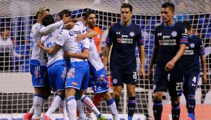 Jugadores de Puebla festejan ante los elementos de Cruz Azul