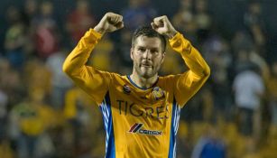 André-Pierre Gignac festeja durante el juego entre Tigres y Pumas del C2017