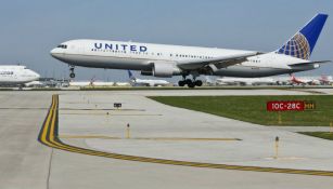 Avión de United Airlines mientras aterriza en el aeropuerto de O'Hare, en Chigago,