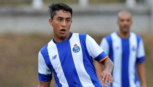 Omar Govea disputando un partido con el Porto B