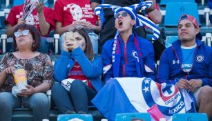 Afición de Cruz Azul observa un partido en las tribunas