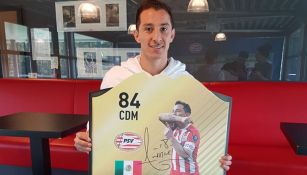 Andrés Guardado presume su tarjeta del FIFA Ultimate Team