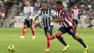 Calderón conduce el balón en Semifinal contra Monterrey