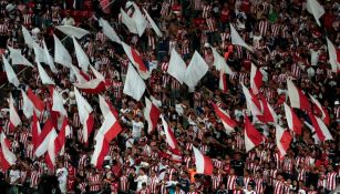 Afición rojiblanca en el Estadio Chivas