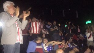 Aficionados de Chivas aplauden en Final de Copa MX