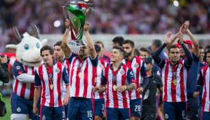 Jugadores de Chivas levantan el trofeo de Copa MX en casa