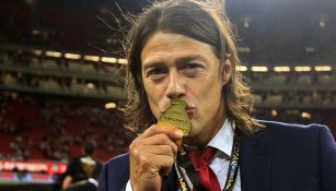 Almeyda besa su medalla tras ganar la Copa MX