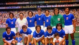 El Cruz Azul de los setentas posa en el Estadio Azteca