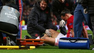 Ibrahimovic es atendido tras lastimarse la rodilla