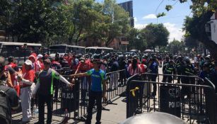 Aficionados de Chivas a su llegada al Estadio Azul