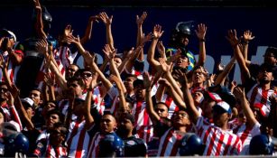 Aficionados de Chivas alentando a su equipo previo al duelo contra Cruz Azul