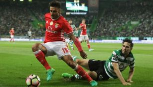 Eduardo Salvio pelea un balón contra Paulo Oliveira