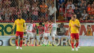 Jugadores de Morelia se lamentan mientras Necaxa celebra