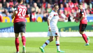 Chicharito lamenta una falla frente al marco del Friburgo 