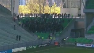 Aficionados se meten a las gradas del Geoffroy-Guichard.