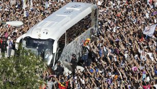 Afición merengue sigue al camión del Madrid al Bernabéu 