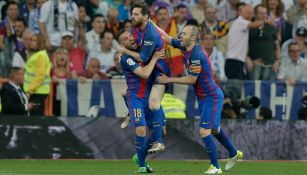 Iniesta y Alba felicitan a Messi tras su gol en el Bernabéu 