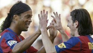 Ronaldinho y Messi celebrando un gol con el Barcelona