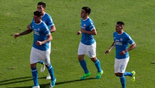 Ruiz, Silva, Peñalba y Baca caminan por el campo del Azul durante el juego contra Chivas