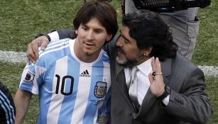 Maradona dialoga con Messi previo a un partido de la Albiceleste