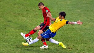 Chicharito recibe una entrada de Silva en Brasil 2014