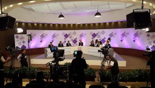 Los candidatos en el foro donde se realiza el debate