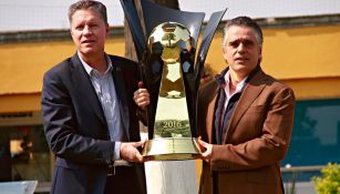 Ricardo Peláez posa con el trofeo de la Concachampions